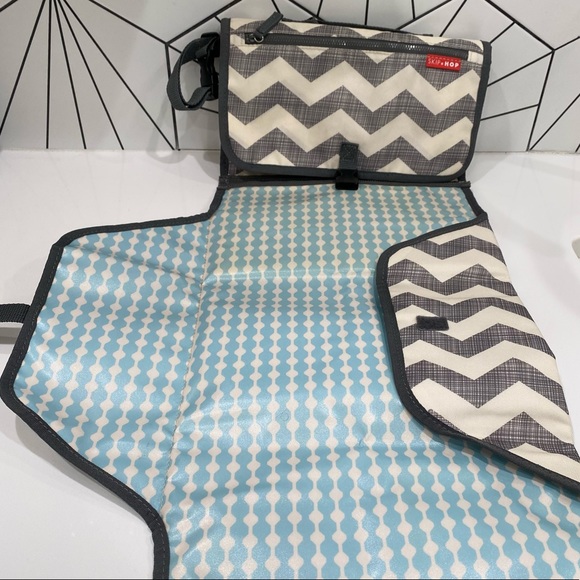 Skip Hop Chevron Diaper Clutch and Changing Station with Wet Dry Bag - Picture 9 of 10